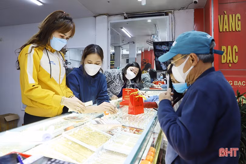 “Phố vàng” Hà Tĩnh nhộn nhịp sáng ngày vía Thần tài