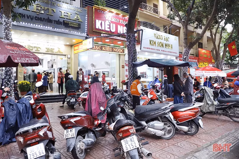 “Phố vàng” Hà Tĩnh nhộn nhịp sáng ngày vía Thần tài