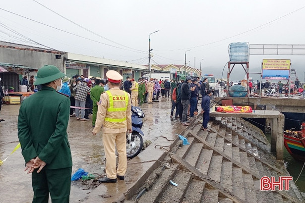 Hà Tĩnh: Gỡ lưới vướng vào chân vịt của tàu cá, một ngư dân tử vong