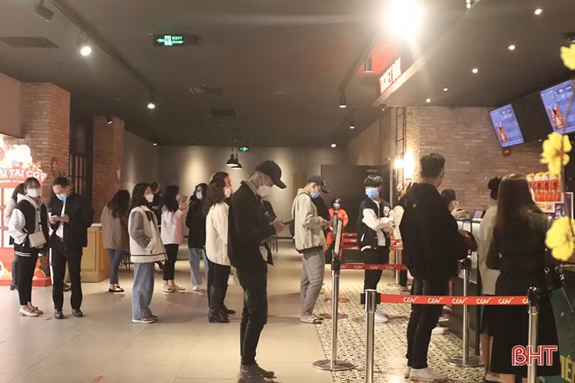 Đến rạp chiếu phim, giới trẻ Hà Tĩnh chấp hành nghiêm quy định phòng dịch