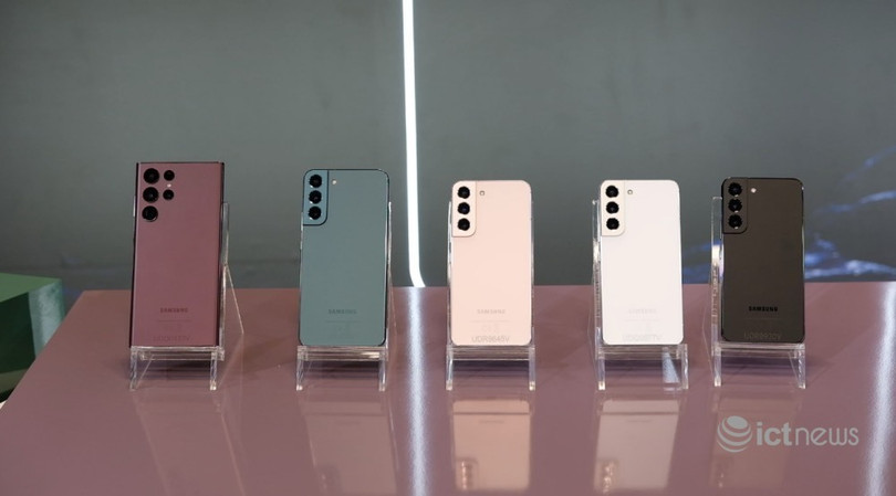 Từ trái sang: Galaxy S22 Ultra, S22 Plus và các máy S22. Galaxy S22 Ultra có giá từ 31,99 triệu tại Việt Nam