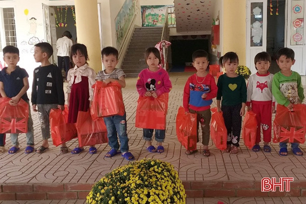 Crown UK Việt Nam chung tay mang tết đến cho trẻ em Hà Tĩnh