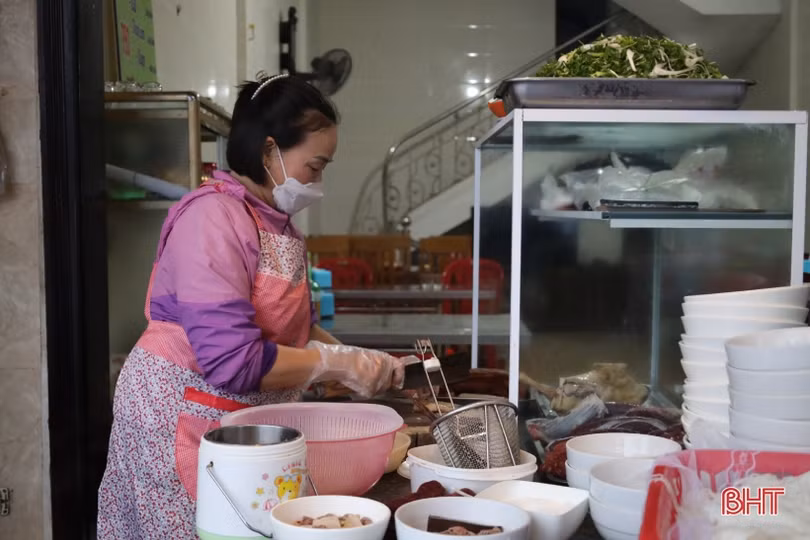 Sau tết, hàng quán ở Hà Tĩnh giữ khách nhưng không quên phòng dịch