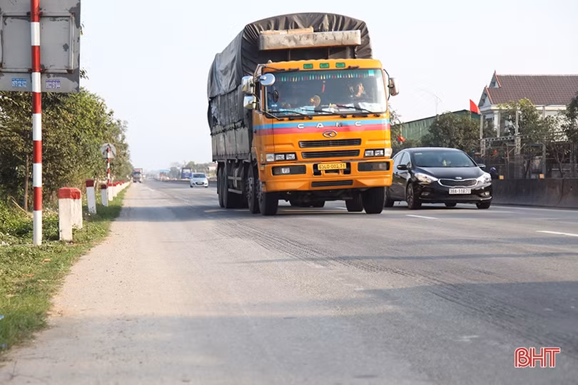 Mất an toàn giao thông khi vạch kẻ đường trên QL1 qua Hà Tĩnh hết tác dụng