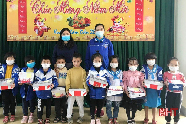 Crown UK Việt Nam chung tay mang tết đến cho trẻ em Hà Tĩnh