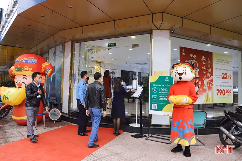 “Phố vàng” Hà Tĩnh nhộn nhịp sáng ngày vía Thần tài