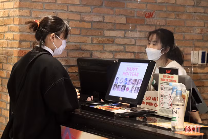 Đến rạp chiếu phim, giới trẻ Hà Tĩnh chấp hành nghiêm quy định phòng dịch