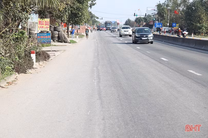 Mất an toàn giao thông khi vạch kẻ đường trên QL1 qua Hà Tĩnh hết tác dụng