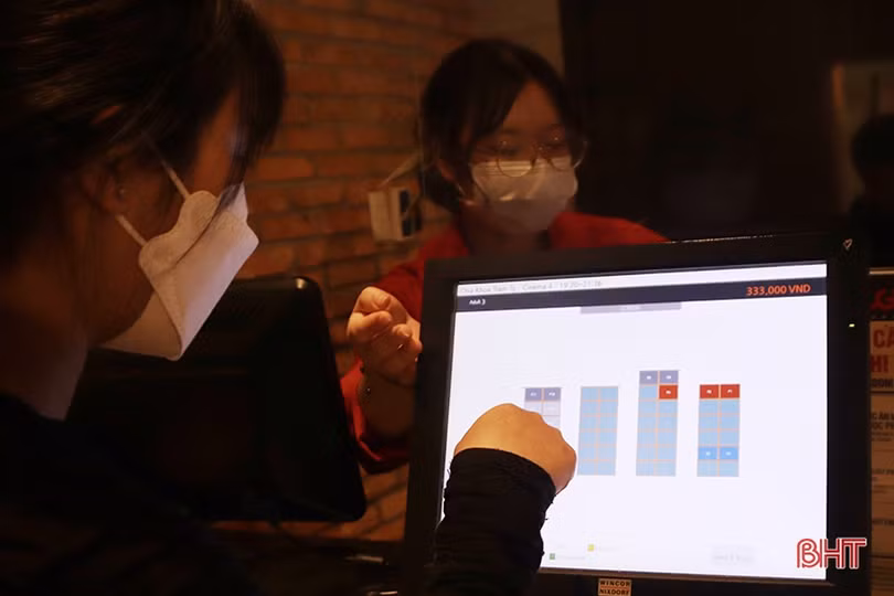 Đến rạp chiếu phim, giới trẻ Hà Tĩnh chấp hành nghiêm quy định phòng dịch