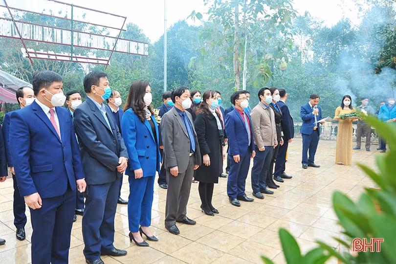 Tưởng niệm 33 học sinh Trường cấp II Hương Phúc bị bom Mỹ sát hại