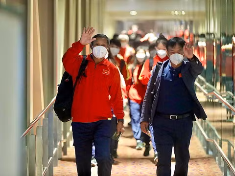 Tuyển nữ Việt Nam hạnh phúc trong ngày trở về