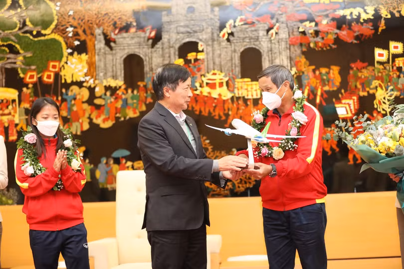 Tuyển nữ Việt Nam hạnh phúc trong ngày trở về