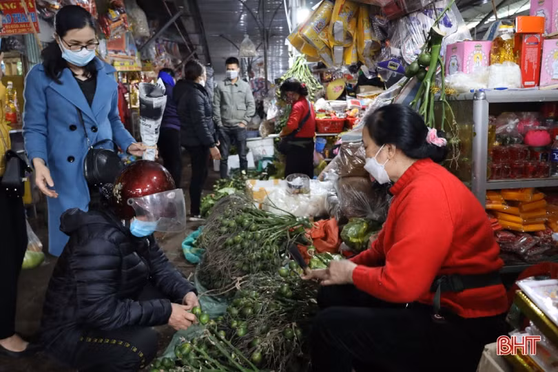 Thị trường Rằm tháng Giêng ở Hà Tĩnh: Hoa tươi, cau trầu tăng giá