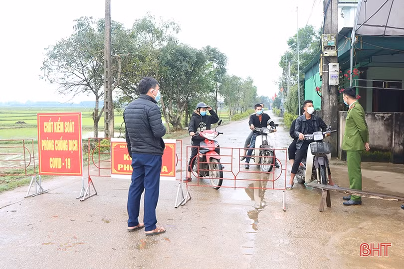 Xuất hiện cả trăm ca mắc, Cẩm Xuyên ráo riết chống dịch COVID-19