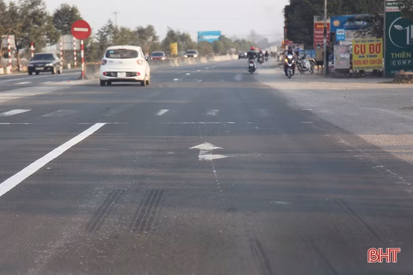 Mất an toàn giao thông khi vạch kẻ đường trên QL1 qua Hà Tĩnh hết tác dụng