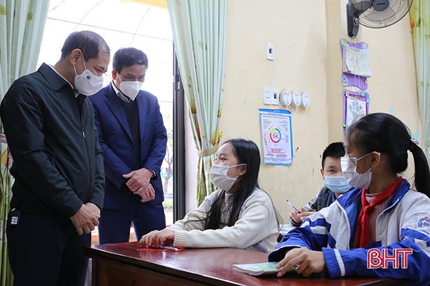 Học sinh Hà Tĩnh duy trì nền nếp, đảm bảo phòng dịch trong ngày học đầu năm ảnh 6 Học sinh Hà Tĩnh duy trì nền nếp, đảm bảo phòng dịch trong ngày học đầu năm