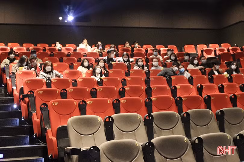 Đến rạp chiếu phim, giới trẻ Hà Tĩnh chấp hành nghiêm quy định phòng dịch