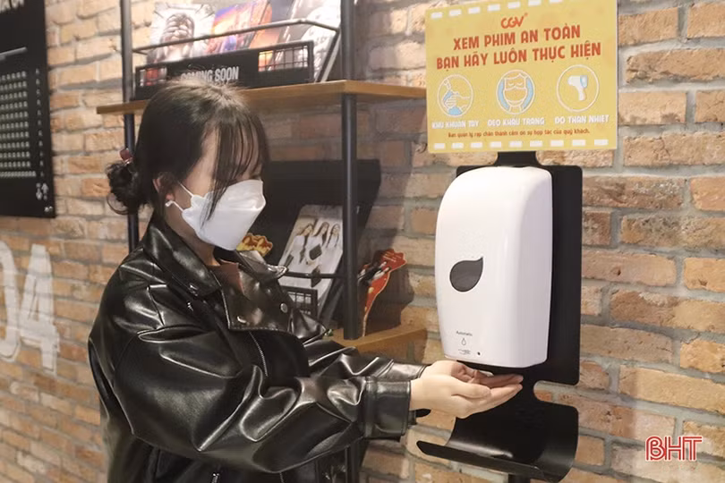 Đến rạp chiếu phim, giới trẻ Hà Tĩnh chấp hành nghiêm quy định phòng dịch