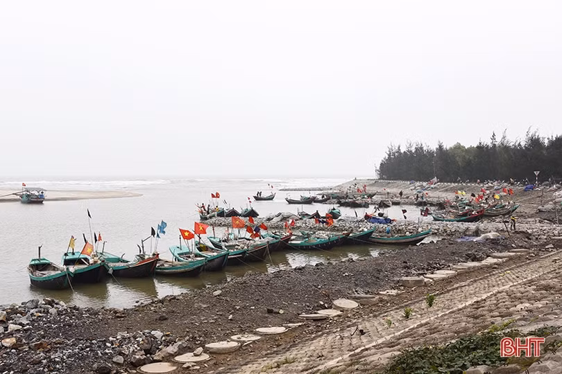 Thời tiết bất thuận, thuyền cá ngư dân Lộc Hà nằm bờ sau tết