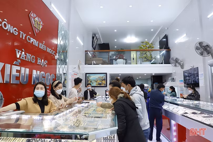 “Phố vàng” Hà Tĩnh nhộn nhịp sáng ngày vía Thần tài