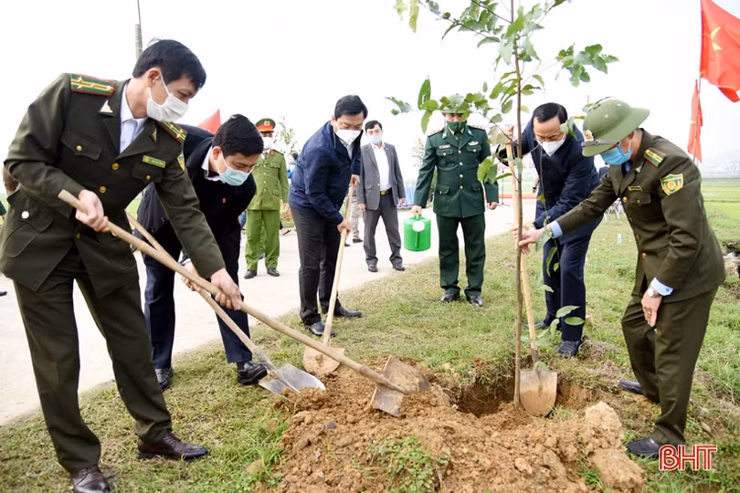 Các địa phương Hà Tĩnh sôi nổi ra quân trồng cây đầu xuân