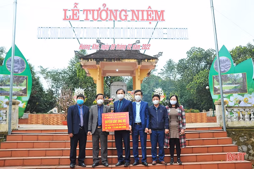 Tưởng niệm 33 học sinh Trường cấp II Hương Phúc bị bom Mỹ sát hại