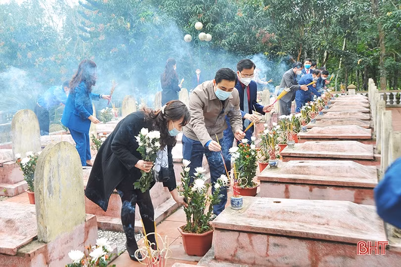 Tưởng niệm 33 học sinh Trường cấp II Hương Phúc bị bom Mỹ sát hại