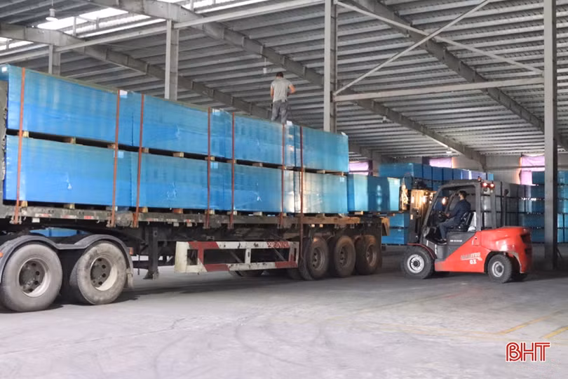 Nhà máy sản xuất gỗ công nghiệp lớn nhất Hà Tĩnh xuất những đơn hàng ngày đầu năm mới