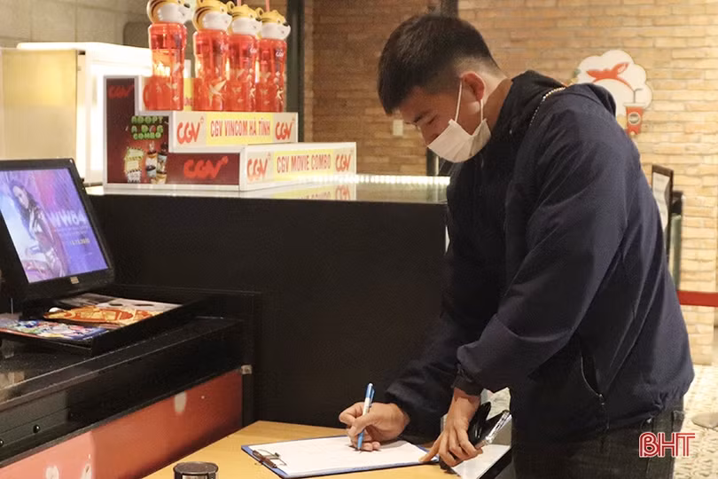Đến rạp chiếu phim, giới trẻ Hà Tĩnh chấp hành nghiêm quy định phòng dịch