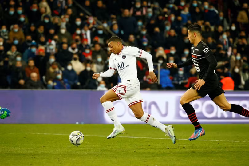 Messi, Mbappe giúp PSG thắng ở phút 90+3