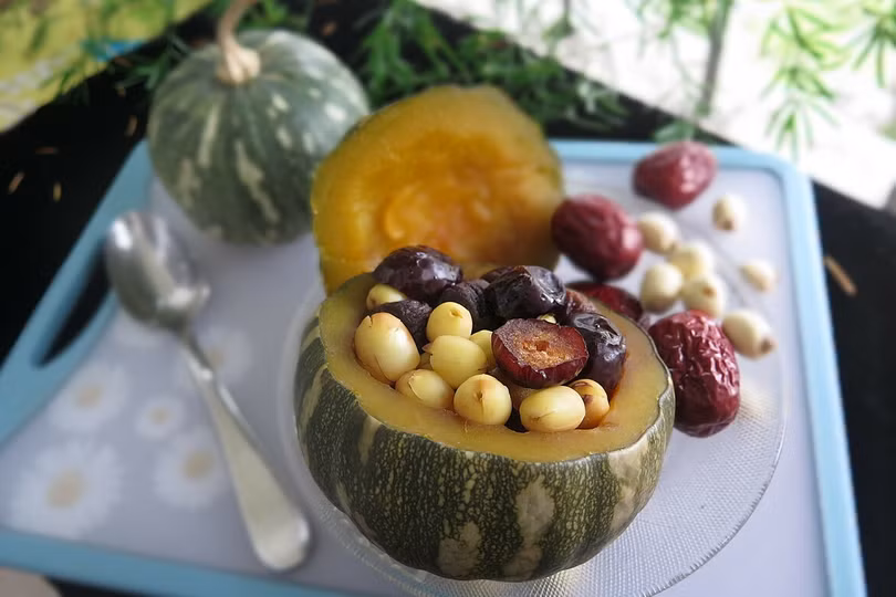 Bí đỏ chưng táo, sen - bồi bổ hậu COVID-19
