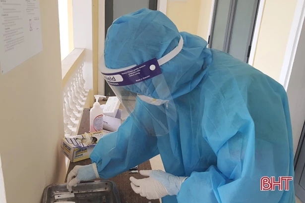 Hà Tĩnh: Hơn 6.800 người được test nhanh sàng lọc COVID-19