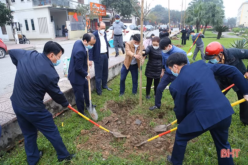 Các địa phương Hà Tĩnh sôi nổi ra quân trồng cây đầu xuân