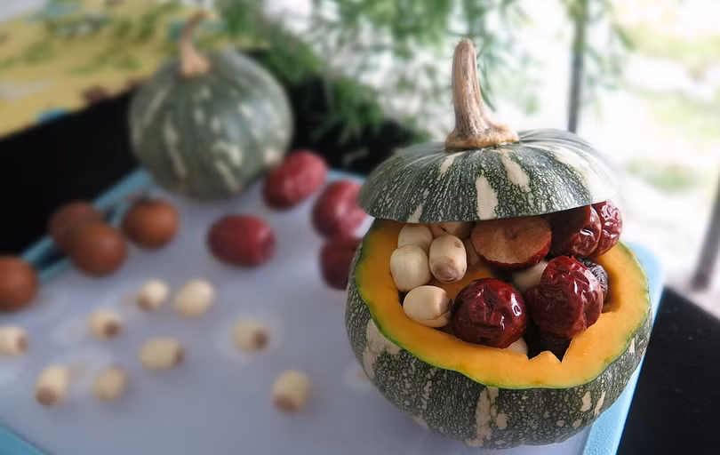 Bí đỏ chưng táo, sen - bồi bổ hậu COVID-19