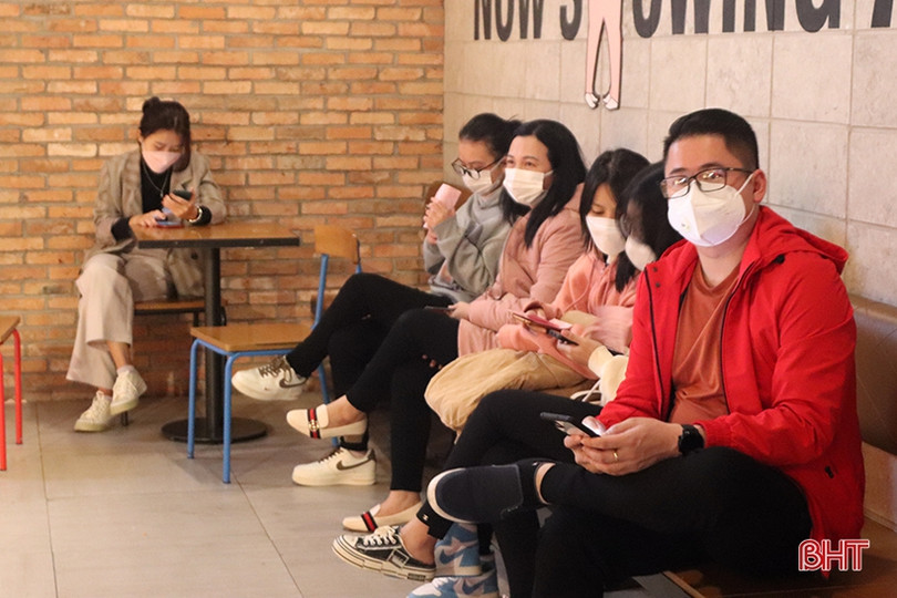 Đến rạp chiếu phim, giới trẻ Hà Tĩnh chấp hành nghiêm quy định phòng dịch