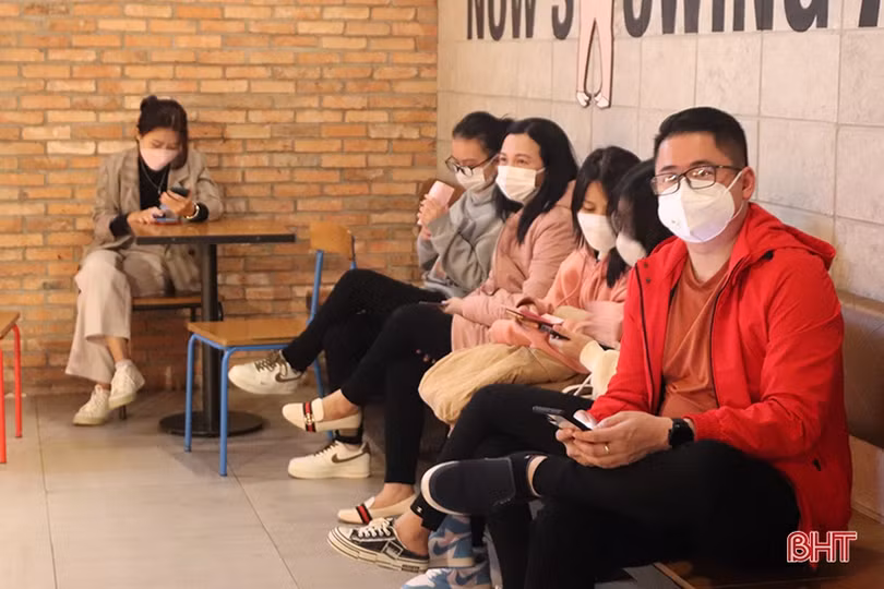 Đến rạp chiếu phim, giới trẻ Hà Tĩnh chấp hành nghiêm quy định phòng dịch