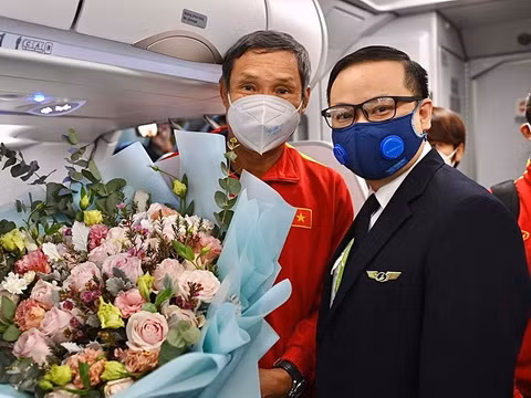 Tuyển nữ Việt Nam hạnh phúc trong ngày trở về