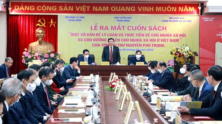 Đồng chí Nguyễn Xuân Thắng, Ủy viên Bộ Chính trị, Giám đốc Học viện Chính trị Quốc gia Hồ Chí Minh, Chủ tịch Hội đồng Lý luận Trung ương phát biểu chia sẻ tại lễ ra mắt cuốn sách Ra mắt cuốn sách của Tổng Bí thư Nguyễn Phú Trọng