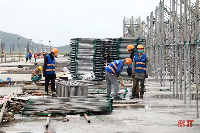 Trên công trường xây dựng Nhà máy Sản xuất Pin VinES