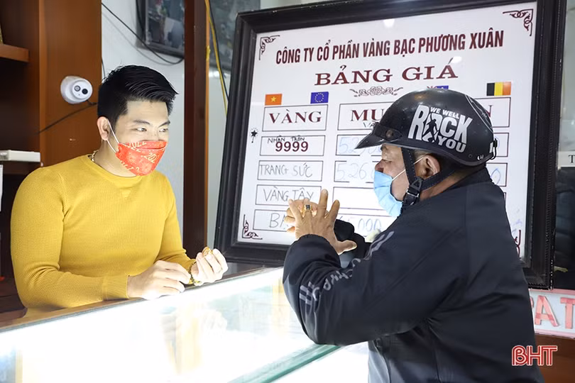 “Phố vàng” Hà Tĩnh nhộn nhịp sáng ngày vía Thần tài