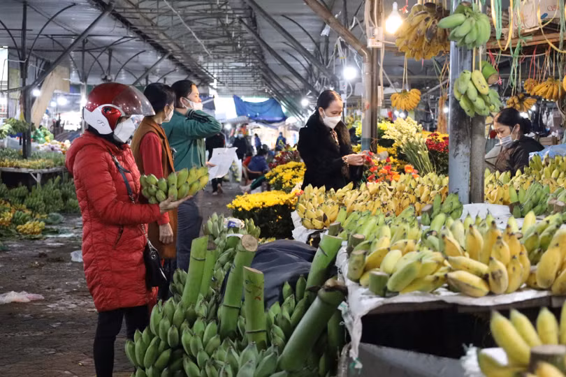 Thị trường Rằm tháng Giêng ở Hà Tĩnh: Hoa tươi, cau trầu tăng giá