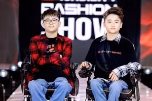 “Xe lăn sinh đôi” và hành trình vượt lên nghịch cảnh 