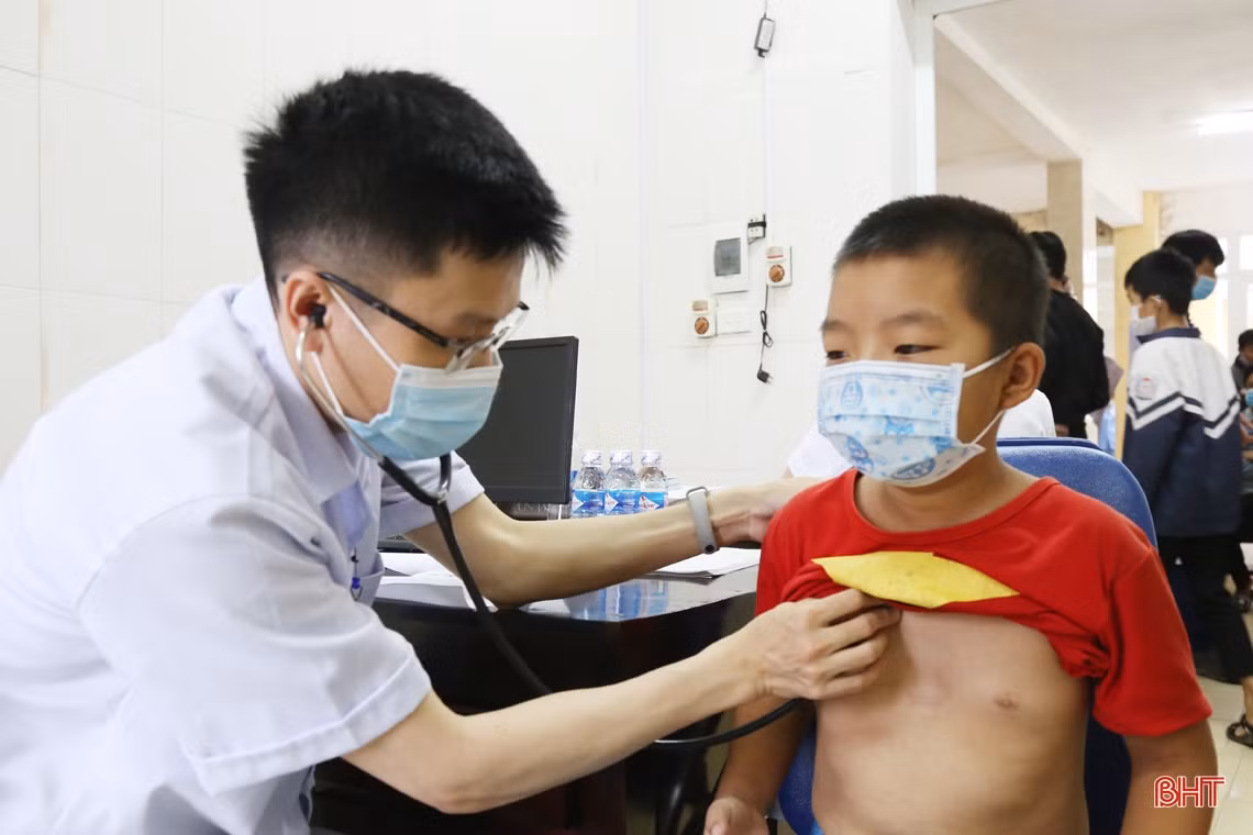 Chương trình “Trái tim cho em” thăm khám tim mạch cho hàng trăm trẻ em Hà Tĩnh