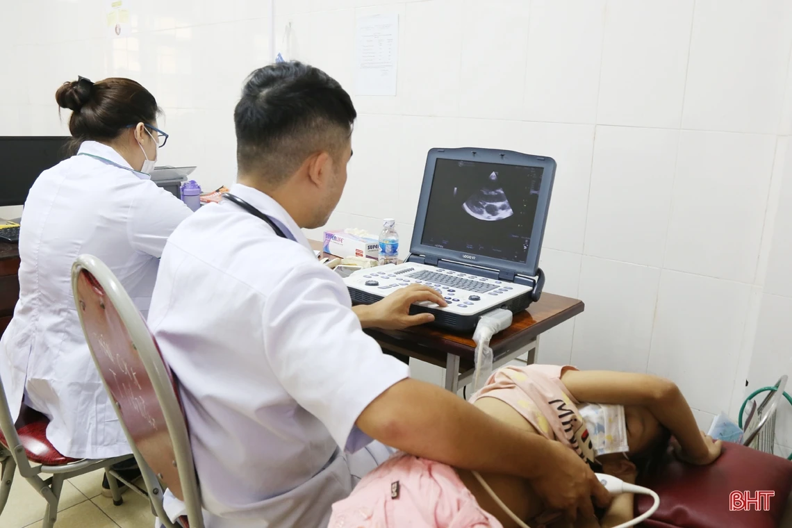 Chương trình “Trái tim cho em” thăm khám tim mạch cho hàng trăm trẻ em Hà Tĩnh