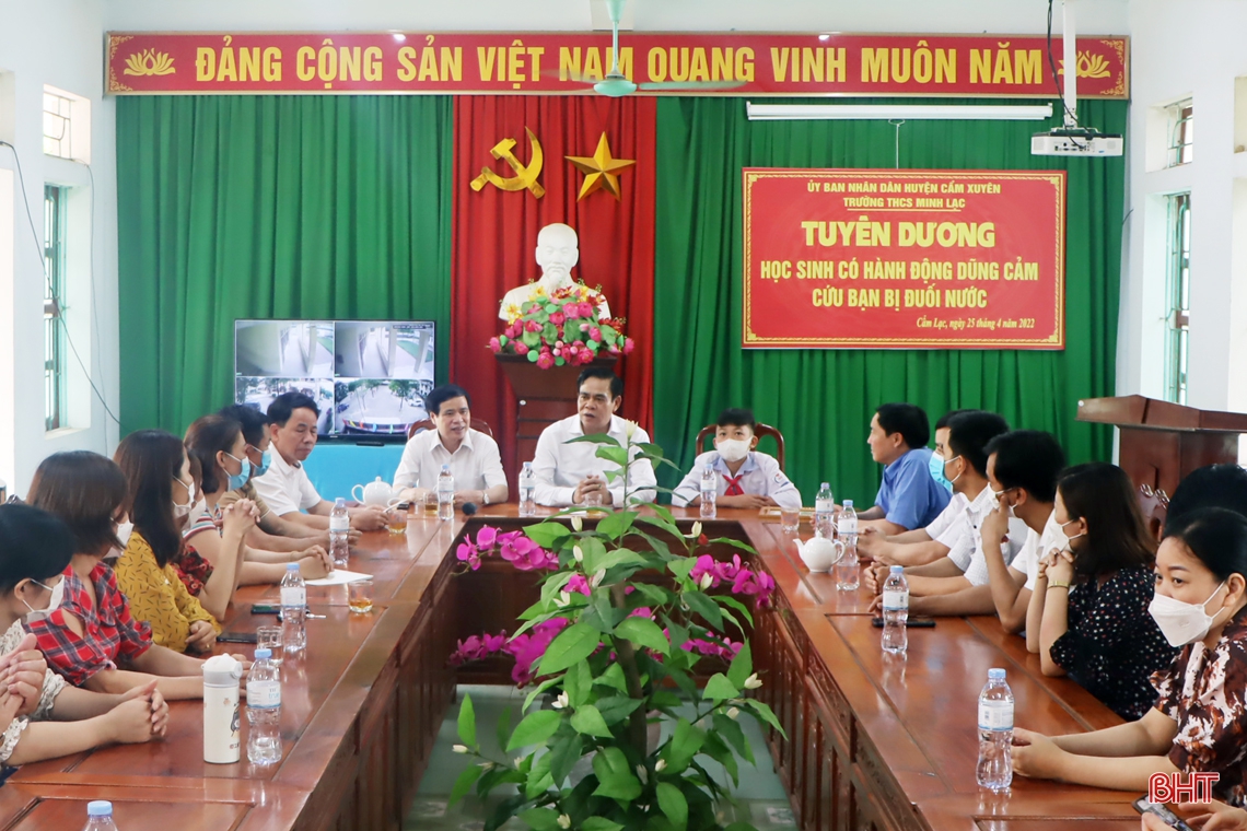 Trao Thư khen và quà của Chủ tịch nước cho nam sinh dũng cảm cứu người đuối nước ở Hà Tĩnh