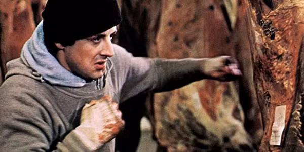 Rocky Balboa là một tay đấm bốc sống tại khu ổ chuột Philadelphia. Tuy chỉ là một tay đấm địa phương nhưng anh dám đối đầu với đương kim vô địch hạng nặng thế giới lúc bấy giờ là Apollo Creed. Dù không thể chiến thắng nhưng Rocky vẫn được mọi người kính nể, kể cả Creed, vì có thể trụ hết 12 vòng đấu với nhà vô địch. Câu chuyện về nghị lực và lòng quyết tâm của ông được dựng thành phim năm 1976. 10 phim dung tu cau chuyen the tin nhung co that