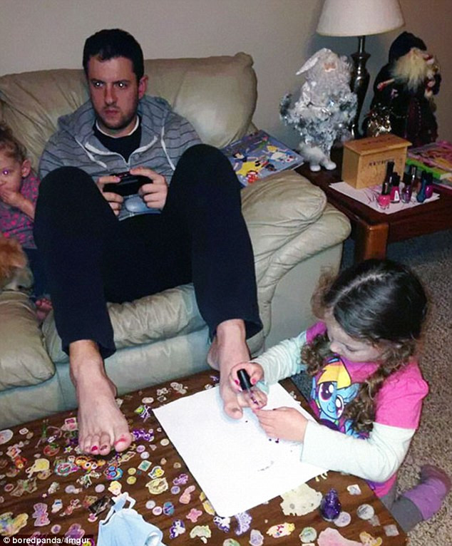 cuoi ngat voi loat anh ba dao cach nhung ong bo cham con luc me vang nha