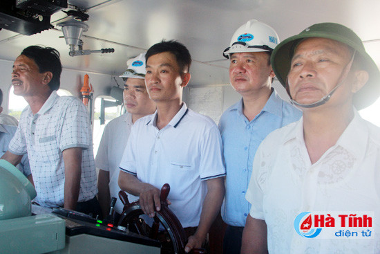 ha thuy tau vo thep dau tien tai ha tinh