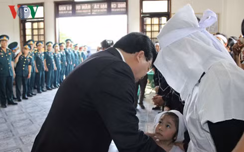 Phó thủ tướng Trịnh Đình Dũng chia sẻ với người thân Đại tá Trần Quang Khải. le truy dieu dai ta tran quang khai