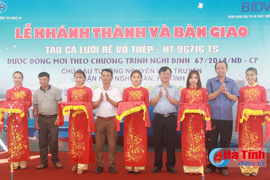 ha thuy tau vo thep dau tien tai ha tinh